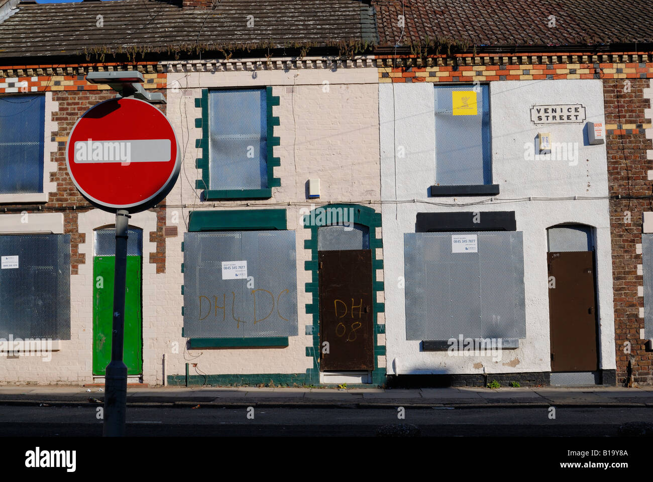 Wohnungen in Venedig-Straße im Bezirk von Liverpool Anfield Road mit Brettern vernagelt bereit für eine Sanierung. Stockfoto