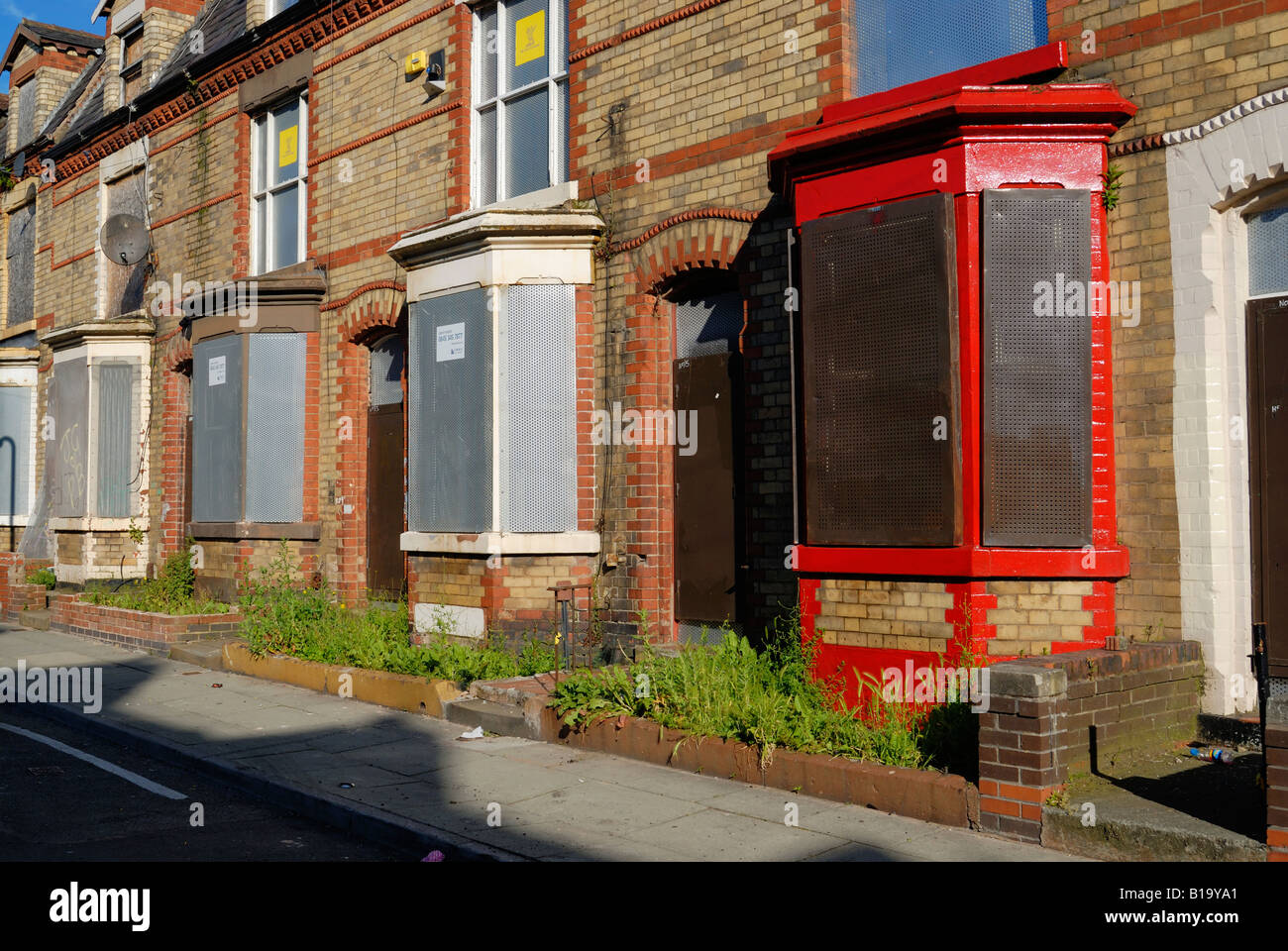 Gehäuse in Venmore Straße im Breckfield Bezirk von Liverpool mit Brettern vernagelt bereit für eine Sanierung. Stockfoto
