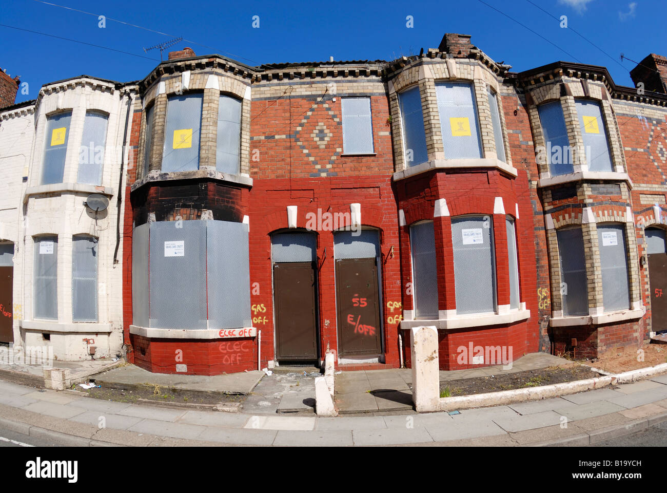 Gehäuse in Donaldson Straße im Breckfield Bezirk von Liverpool mit Brettern vernagelt bereit für eine Sanierung. Stockfoto