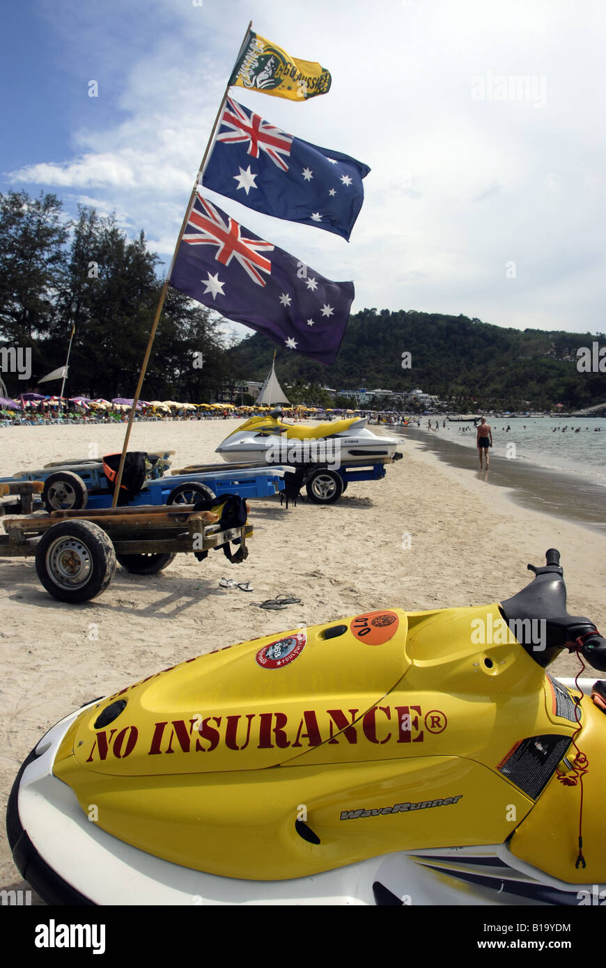 Jetskis am Patong Beach, Phuket, Thailand, keine Versicherung geschrieben prominent im nächstgelegenen Jetski, Hochformat Stockfoto