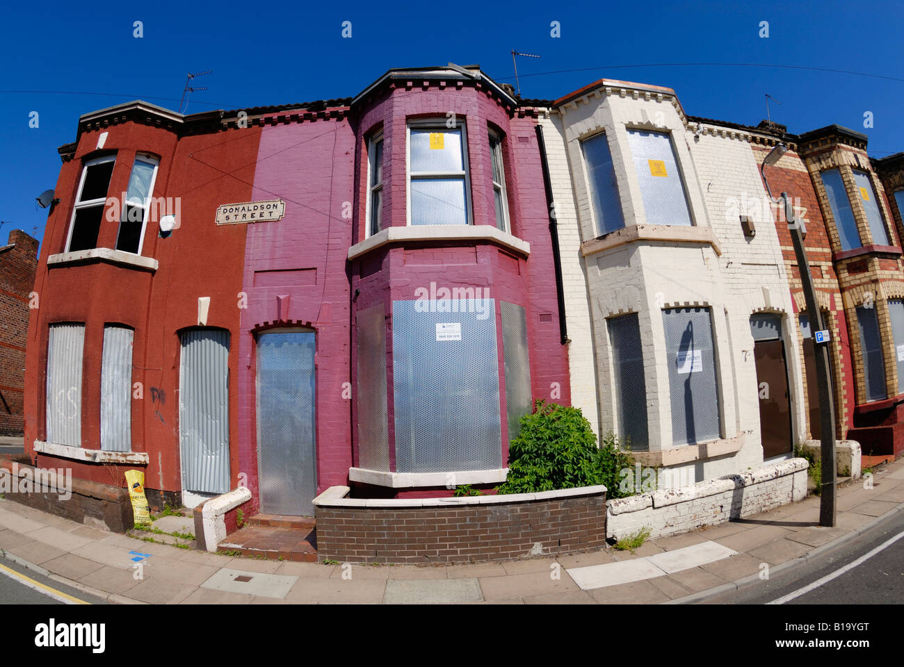 Gehäuse in Donaldson Straße im Breckfield Bezirk von Liverpool mit Brettern vernagelt bereit für eine Sanierung. Stockfoto