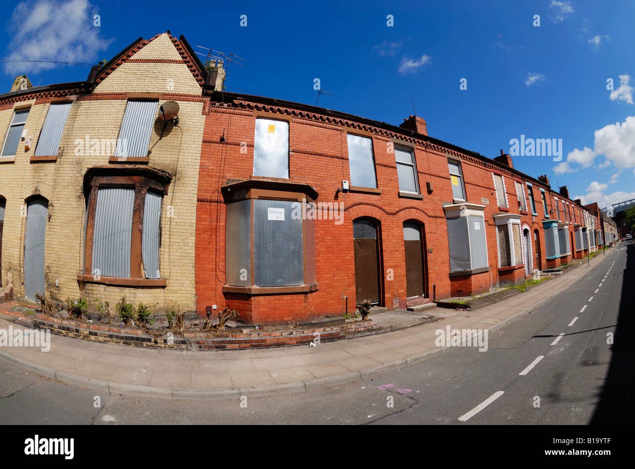 Gehäuse in Venmore Straße im Bezirk von Liverpool Anfield Road mit Brettern vernagelt bereit für eine Sanierung. Stockfoto
