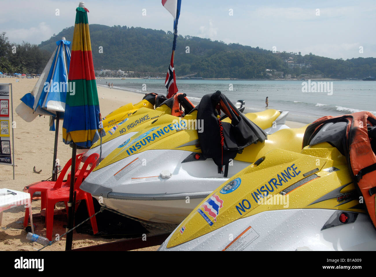 Jetskis am Patong Beach, Phuket, Thailand, "Keine Versicherung" Aufkleber auf prominente anzeigen Stockfoto