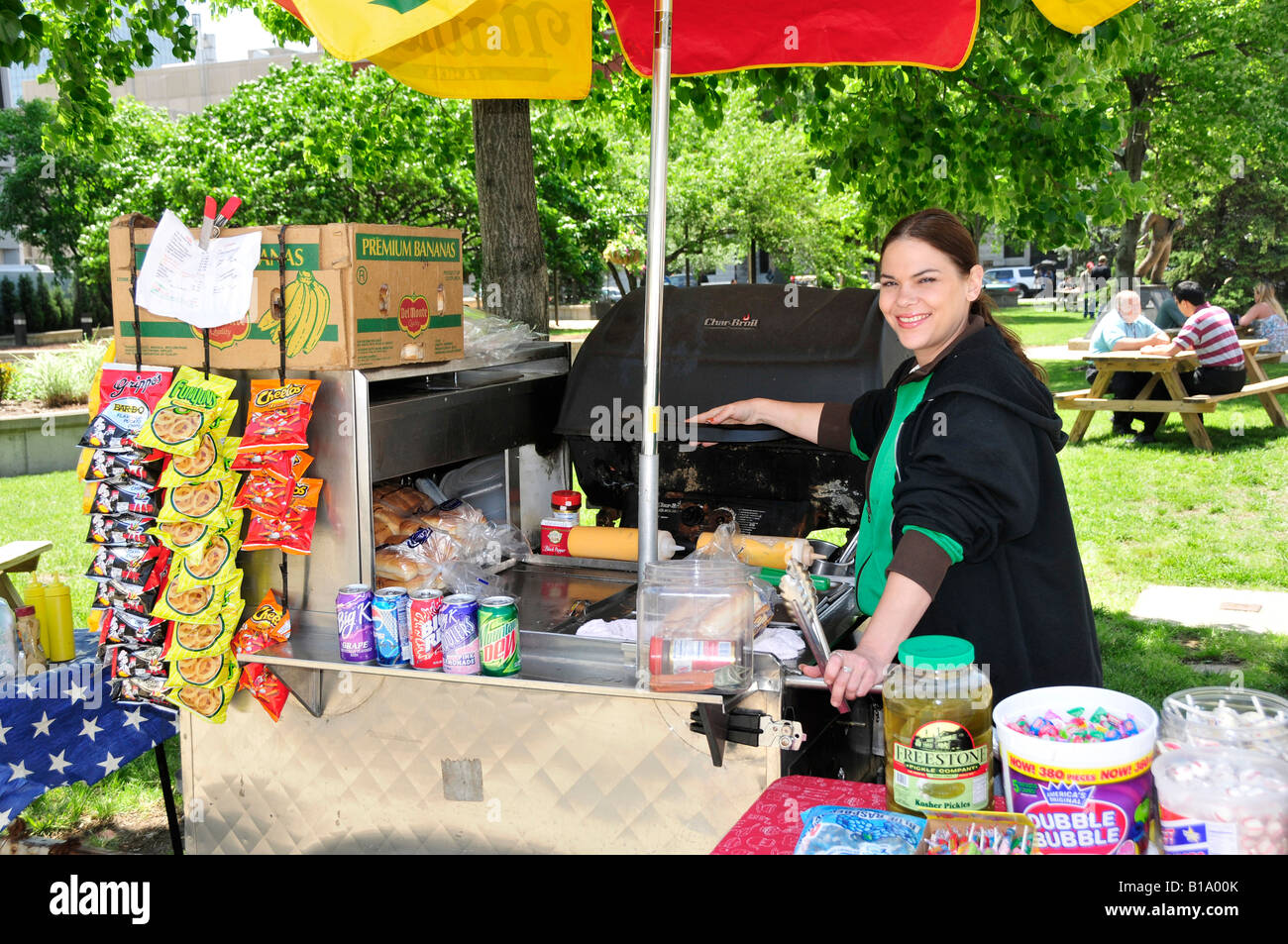 Weibliche Frau Bürgersteig Verkäufer Verkauf von Lebensmitteln in der Innenstadt von Louisville Kentucky KY Stockfoto