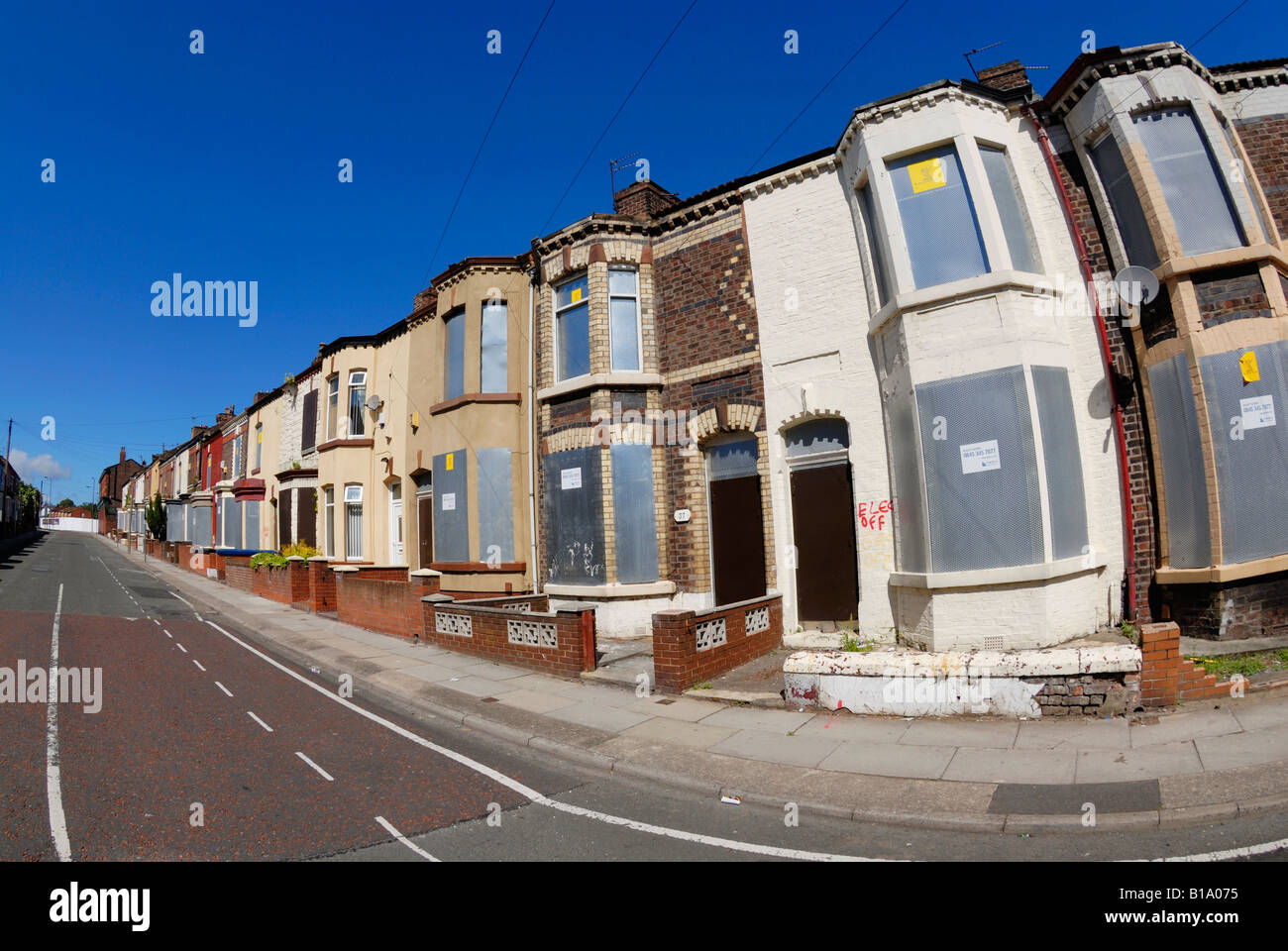 Gehäuse in Granton Straße im Bezirk von Liverpool Anfield Road mit Brettern vernagelt bereit für eine Sanierung. Stockfoto