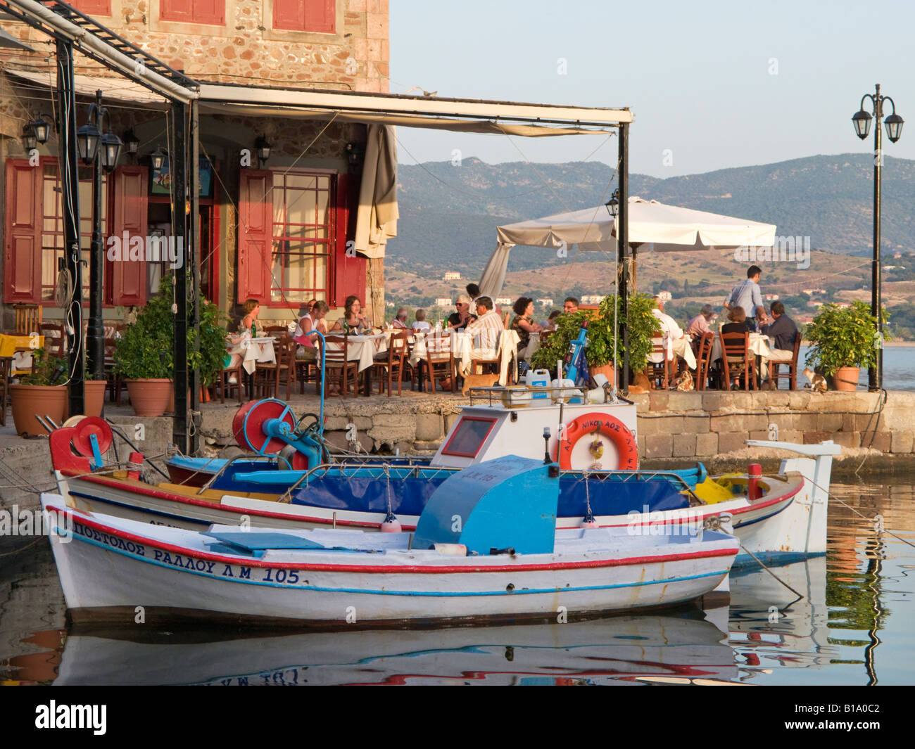 Lesbos Tavernen am Hafen Griechenland Molyvos (Mithymna) Stockfoto