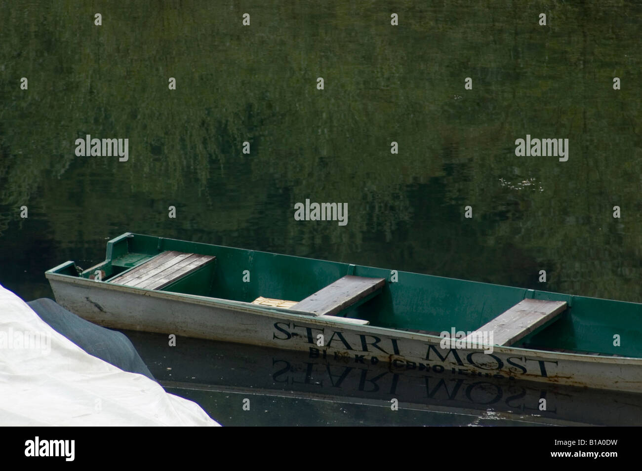 Grau Grün Boot im Fluss bei Rijeka Crnojevica, Montenegro, Europa Stockfoto