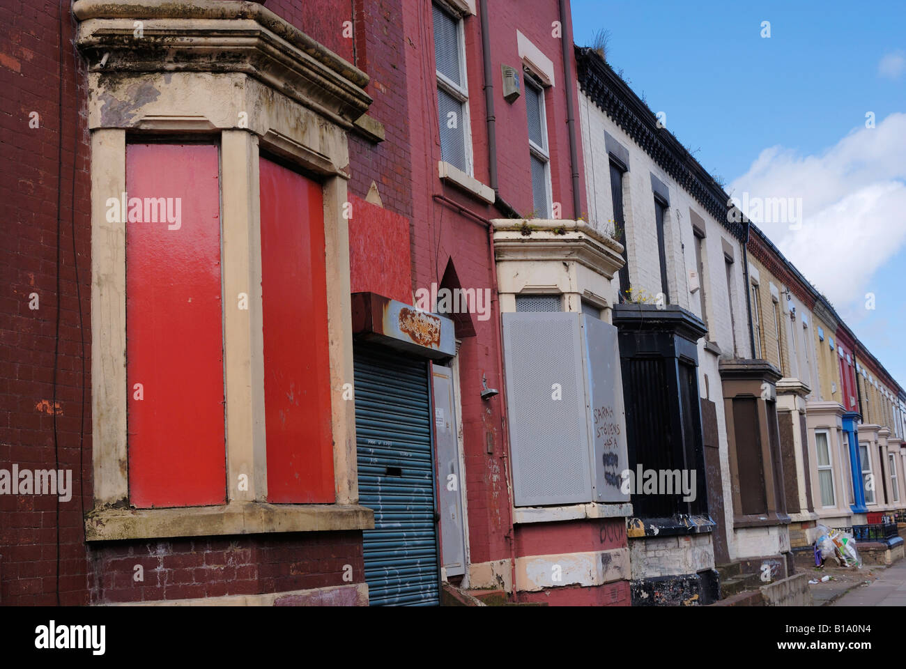 Gehäuse in Steinfeld Straße im Bezirk von Liverpool Anfield Road mit Brettern vernagelt bereit für eine Sanierung. Stockfoto