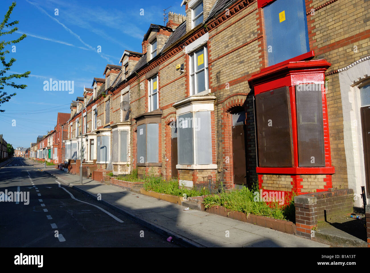 Gehäuse in Venmore Straße im Breckfield Bezirk von Liverpool mit Brettern vernagelt bereit für eine Sanierung. Stockfoto