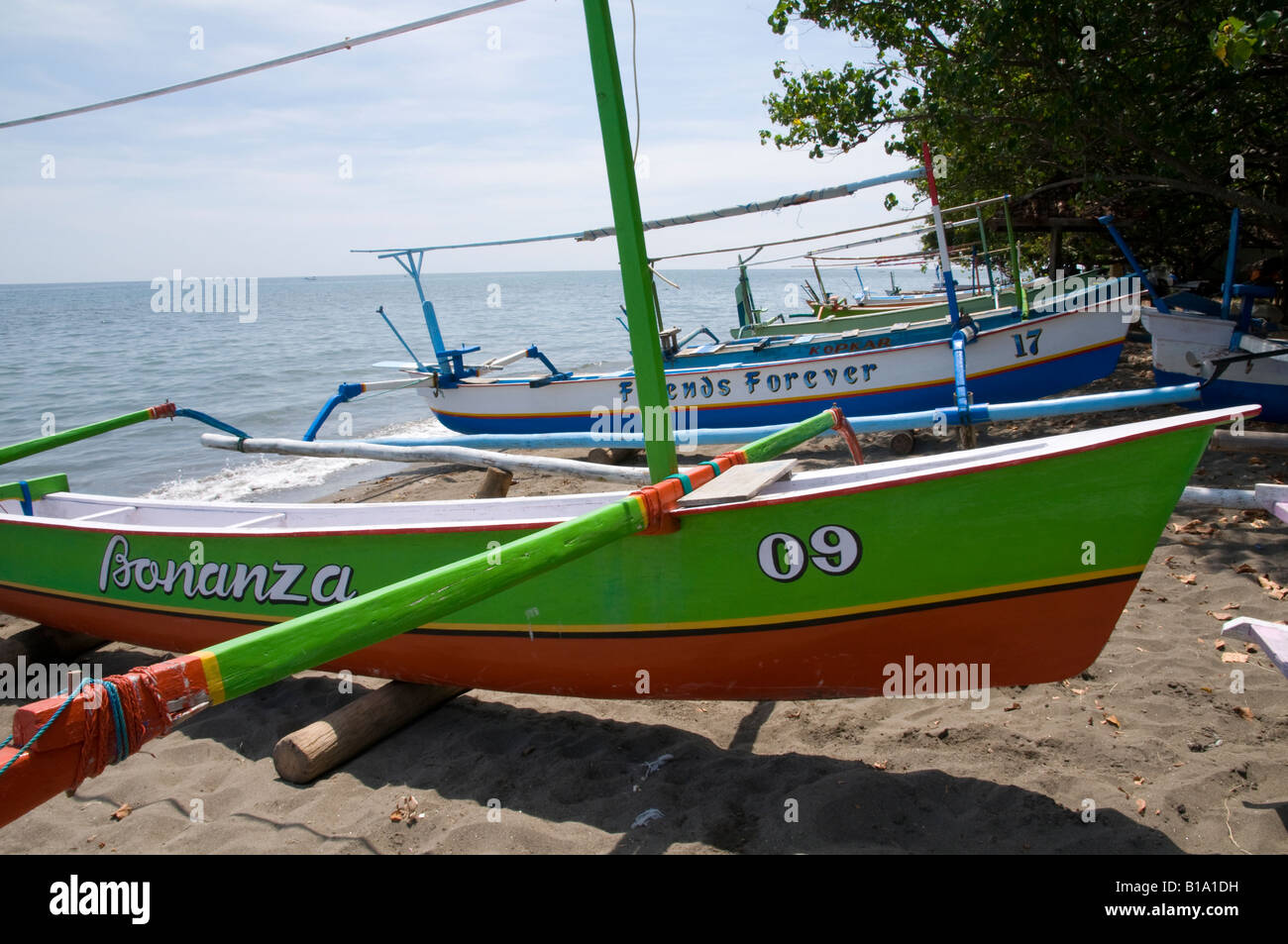 Indonesien-Bali Insel North Bali Lovina Strand traditionelle Fischerboote Jukung Stockfoto