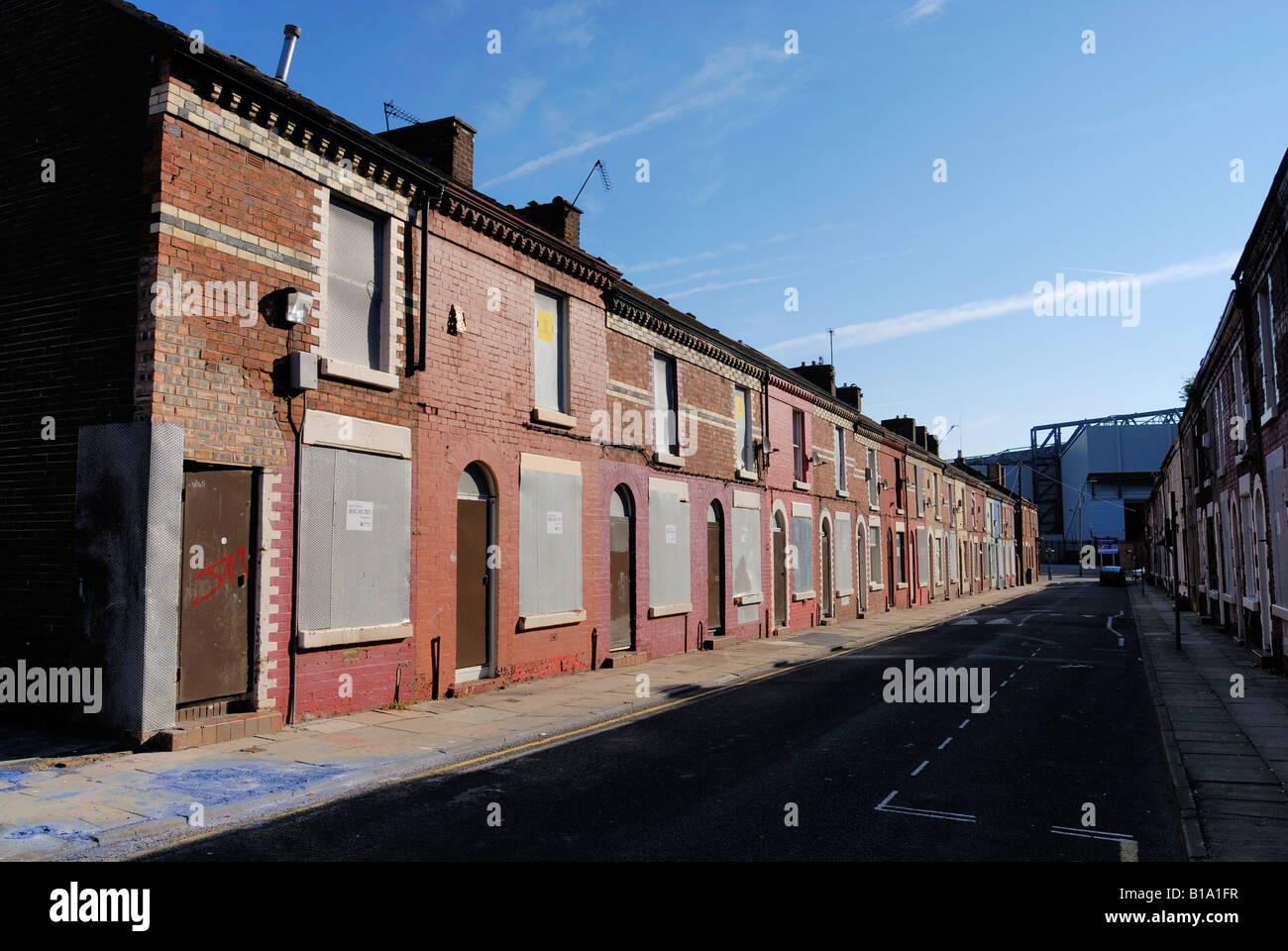 Gehäuse in der Wiener Straße im Breckfield Bezirk von Liverpool mit Brettern vernagelt bereit für eine Sanierung. Stockfoto