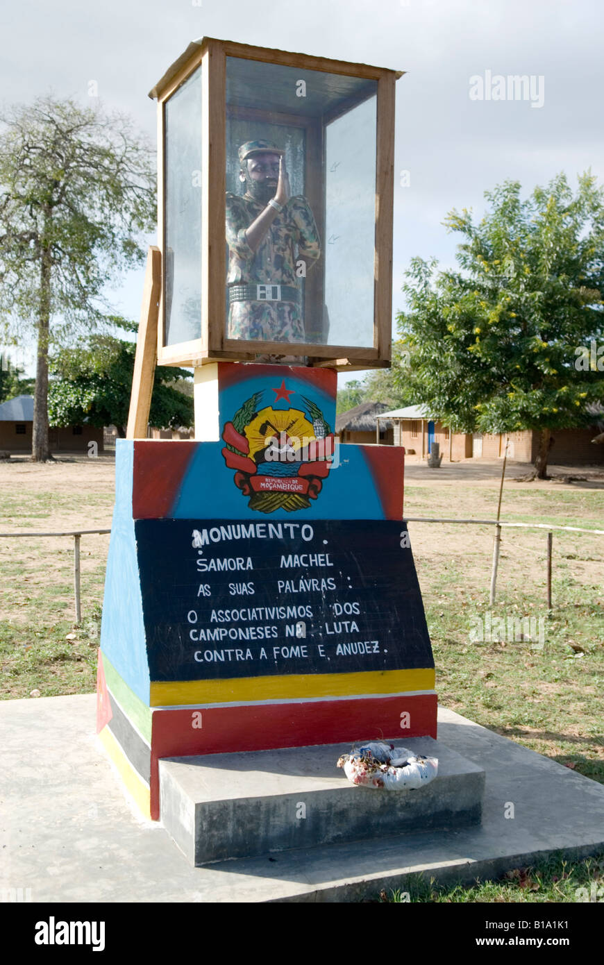 Denkmal der revolutionären Kommandeur und später Präsident von Mosambik, Samora Machel, entlang der Straße in der Nähe von Mueda, Mosambik. Stockfoto