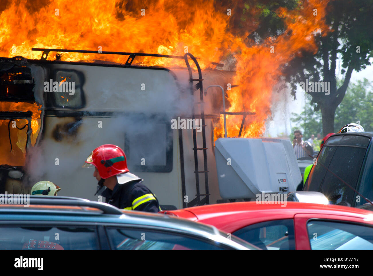 Feuerwehrleute kämpfen Balzing Wohnwagen / Wohnmobil Stockfoto