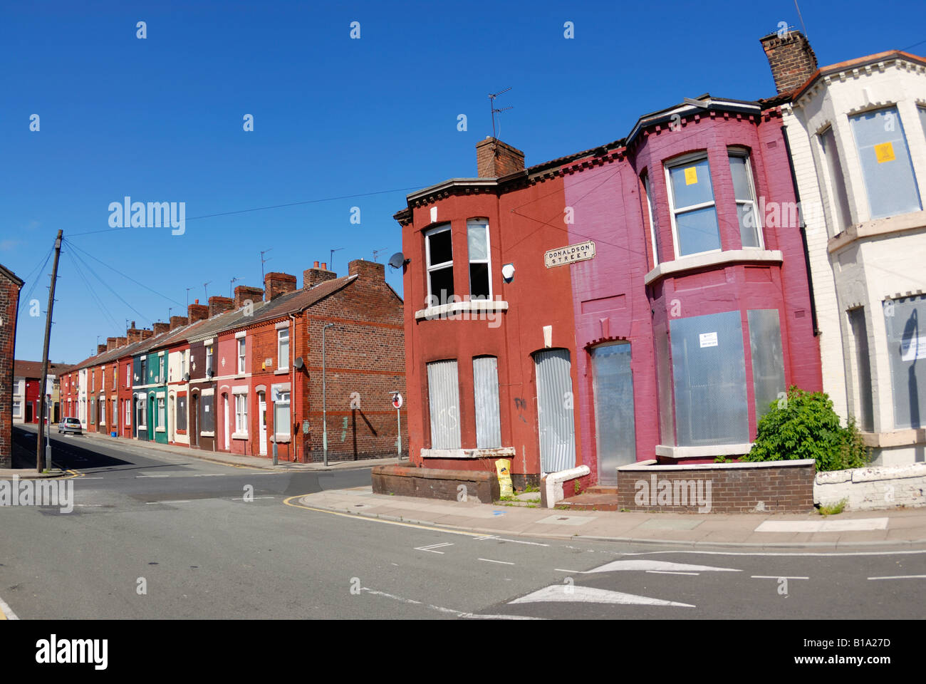 Gehäuse in Donaldson Straße im Breckfield Bezirk von Liverpool mit Brettern vernagelt bereit für eine Sanierung. Stockfoto