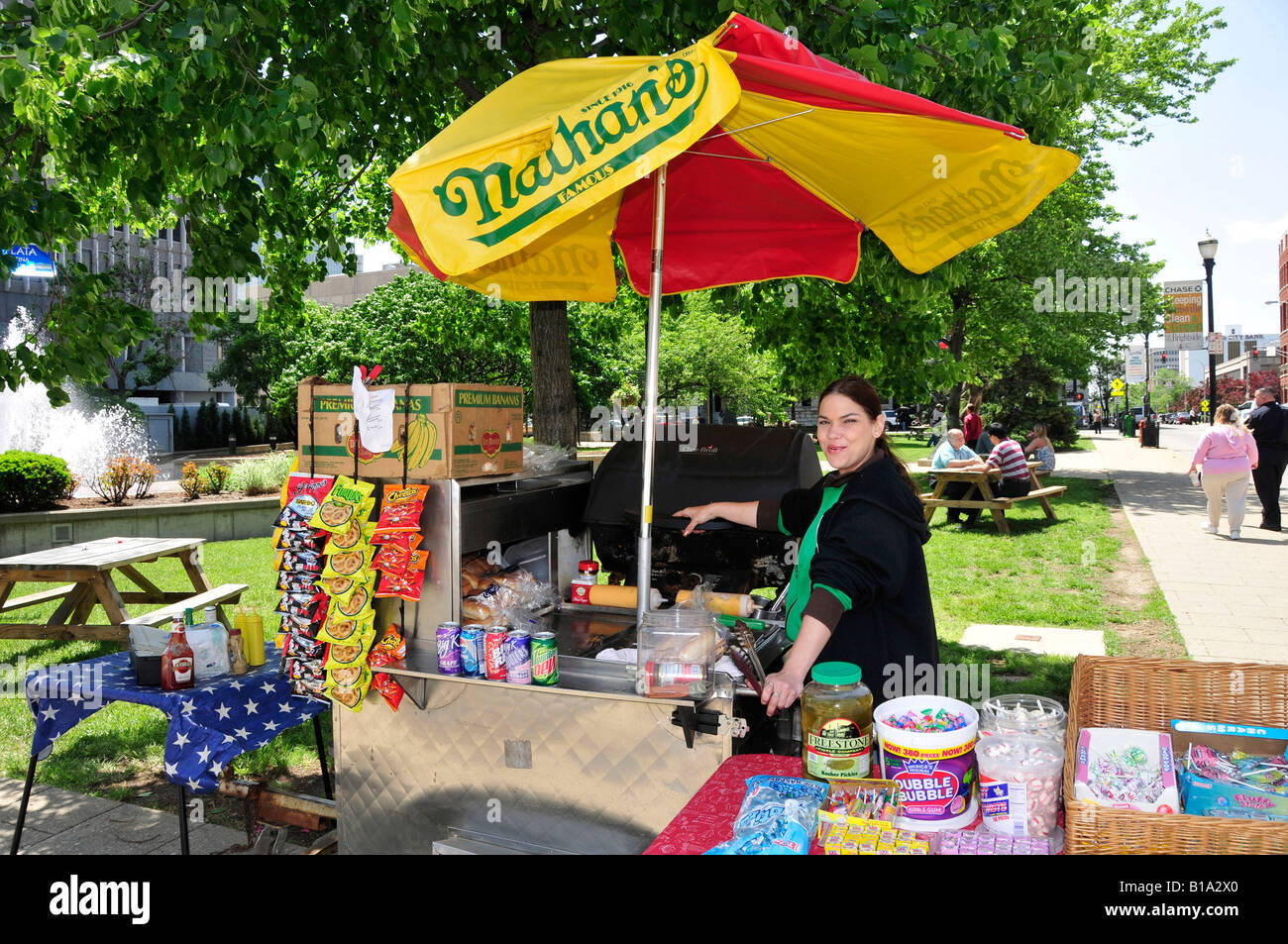 Weibliche Frau Bürgersteig Verkäufer Verkauf von Lebensmitteln in der Innenstadt von Louisville Kentucky KY Stockfoto