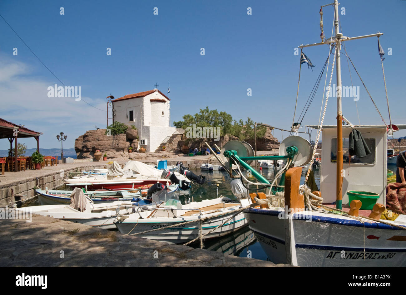Lesbos Skala Sikaminias Hafen und (Kirche der Panagia Gorgona) Griechenland Stockfoto