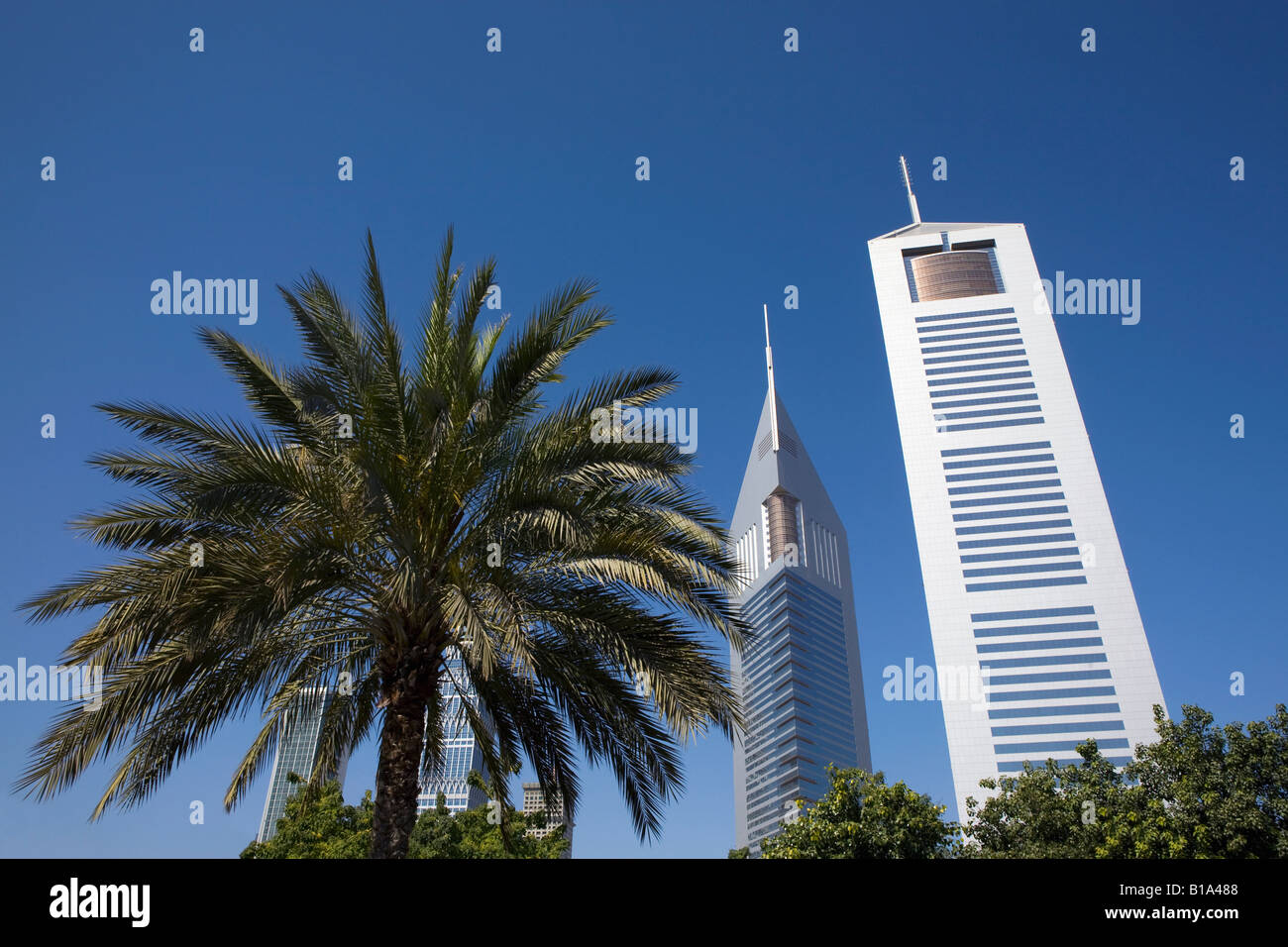 Palme vor Emirates Towers in Dubai, Vereinigte Arabische Emirate. Stockfoto