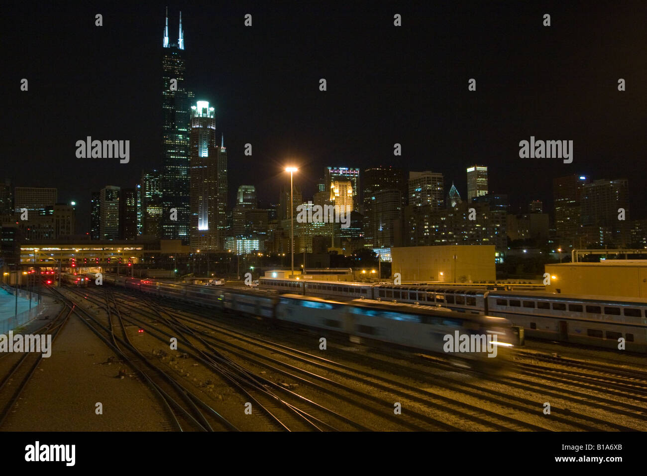 Ein Amtrak-Zug fährt Chicago spät in die Nacht. Stockfoto