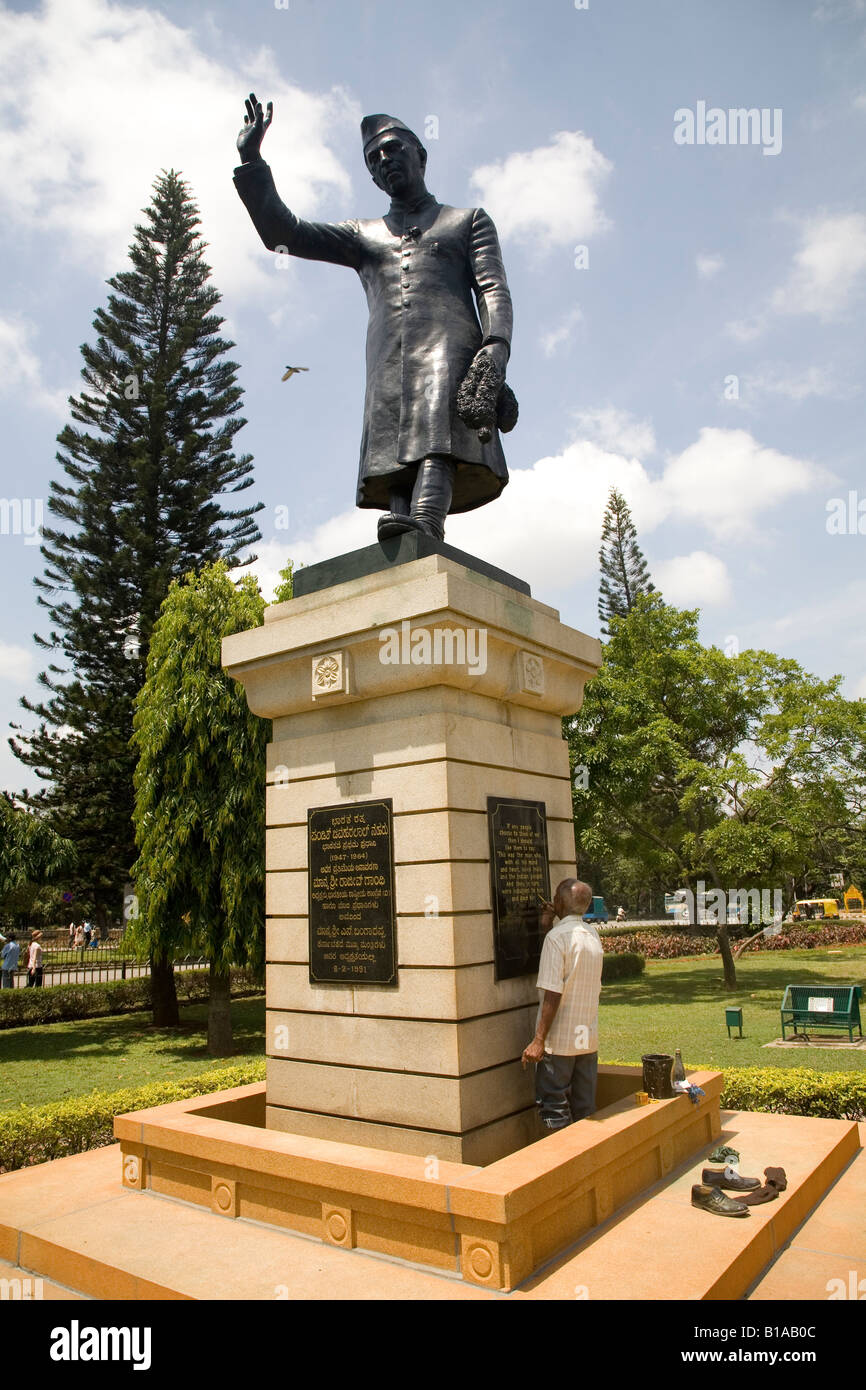 Die Statue der erste Premierminister des unabhängigen Indien Jawaharlal Nehru. Es liegt in der Nähe der Vidhana Soudha, Bangalore. Stockfoto