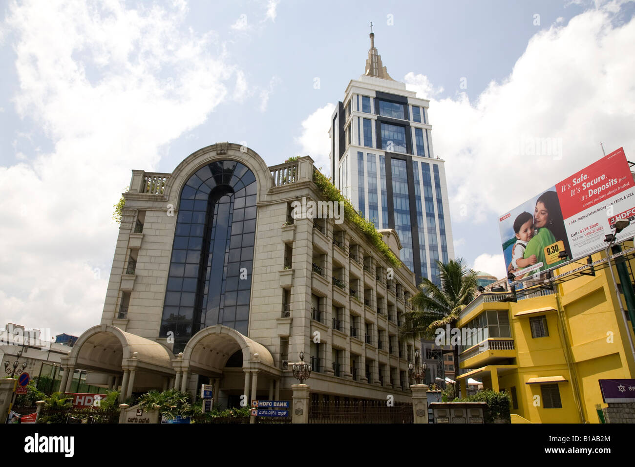 Die sich ändernden Skyline von schnell Modernisierung Bangalore. Der Bangalore Downtown-Hochhaus (UB Stadt) erhebt sich über einer Bank. Stockfoto