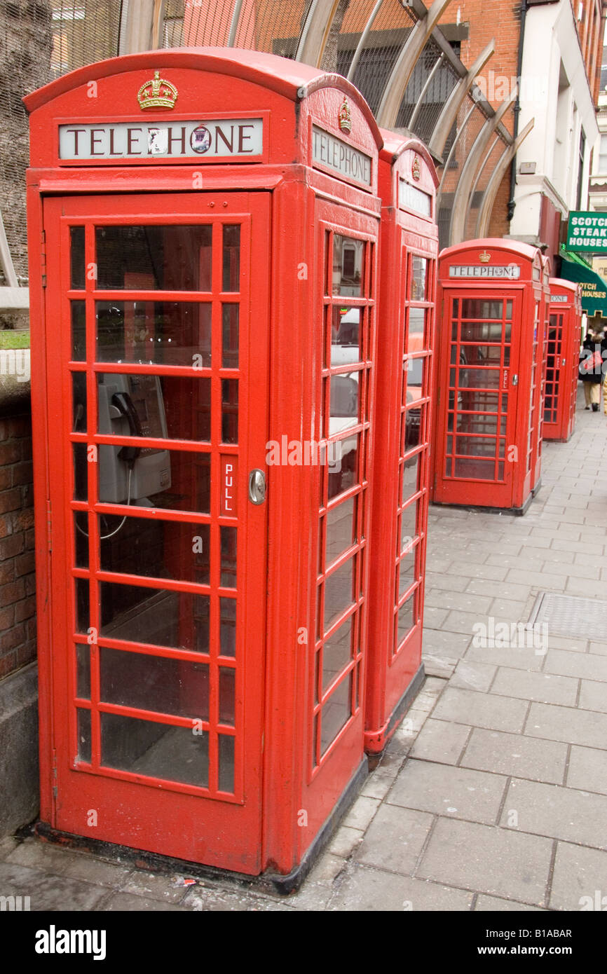 Rote Telefonzelle Zellen in London, England. Sie sind für viele ein archetypisches Symbol des Landes. Stockfoto