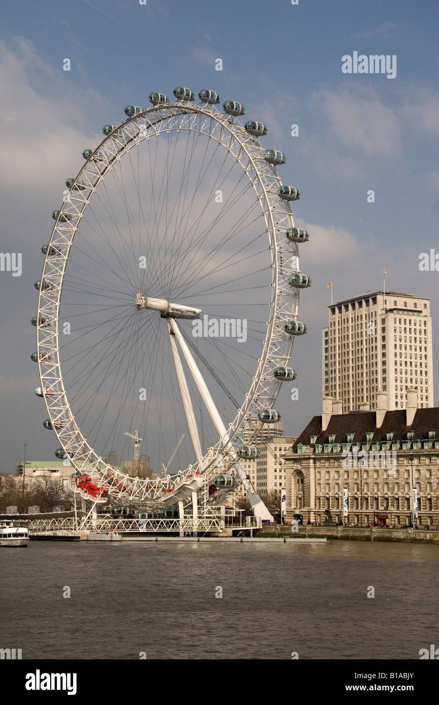 Das London Eye, eine der Hauptattraktionen der britischen Hauptstadt von der Seite des Flusses Themse. Stockfoto