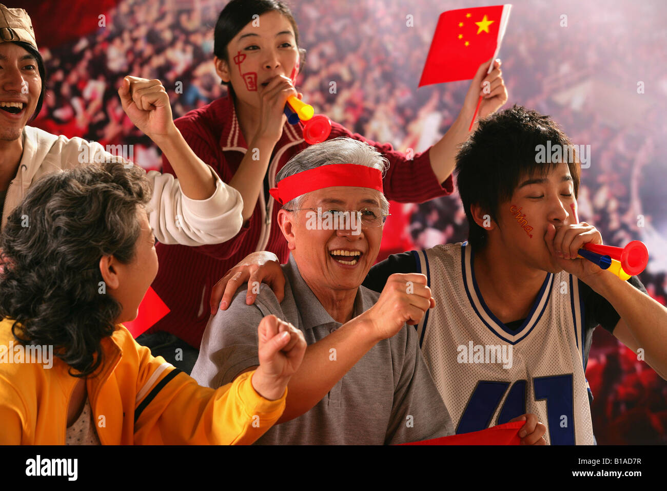 Publikum Im Stadion Jubelt Stockfotografie - Alamy