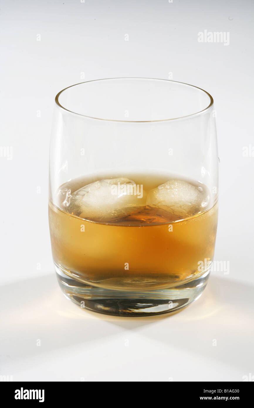 Glas Whisky mit Eis Stockfoto