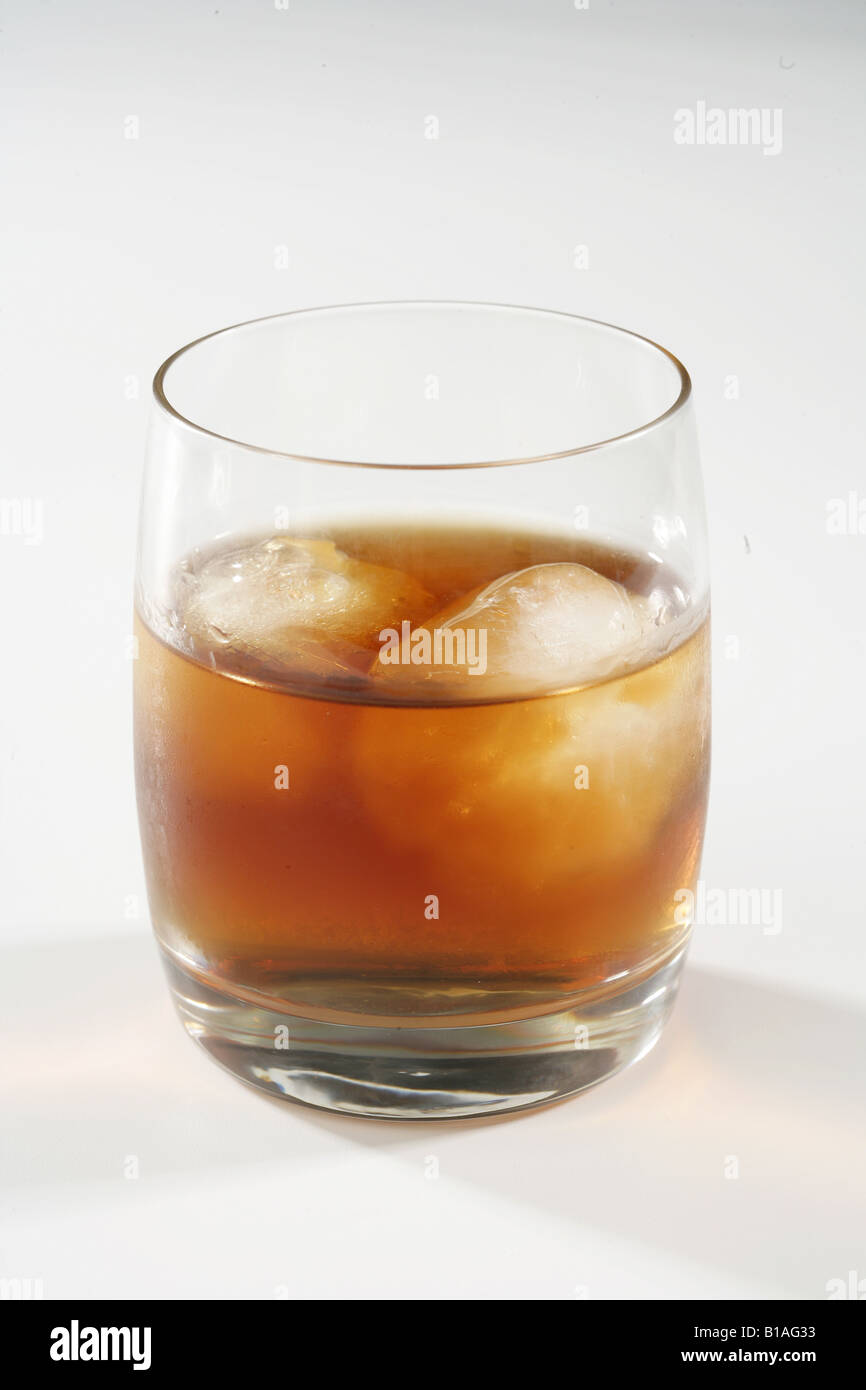 Glas Whisky mit Eis Stockfoto