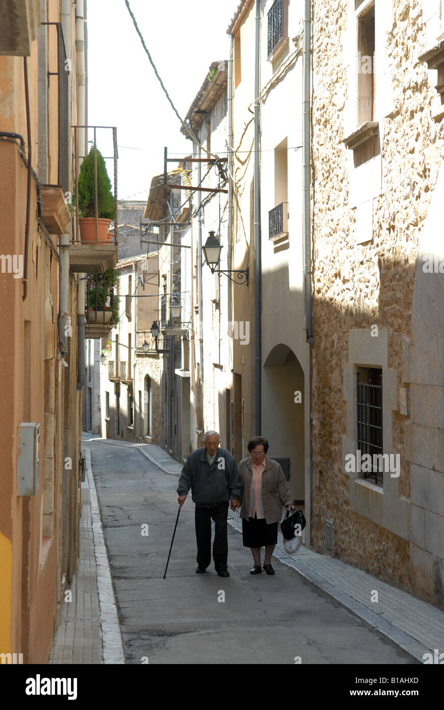 Älteres Ehepaar in den schmalen Straßen in Torroella De Montgrí in Catalunya Spanien Stockfoto