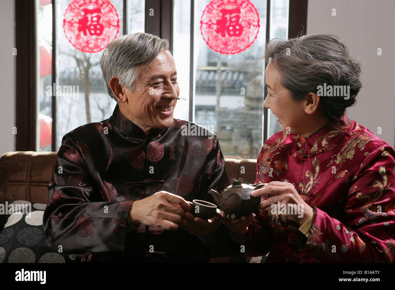 Chinesische älteres paar Tee trinken Stockfoto
