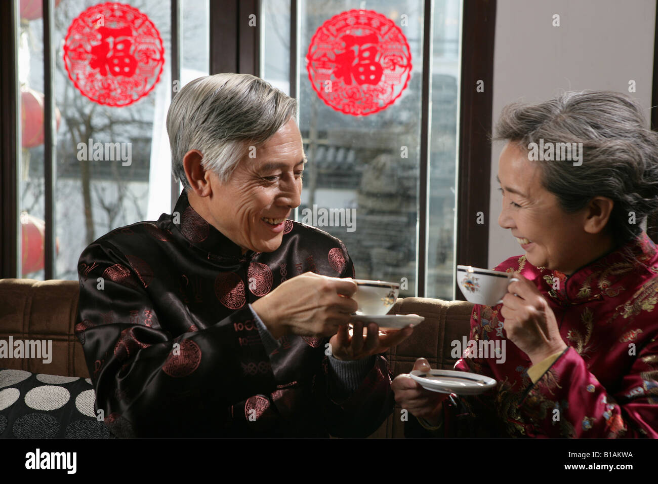 Chinesische älteres paar Tee trinken Stockfoto