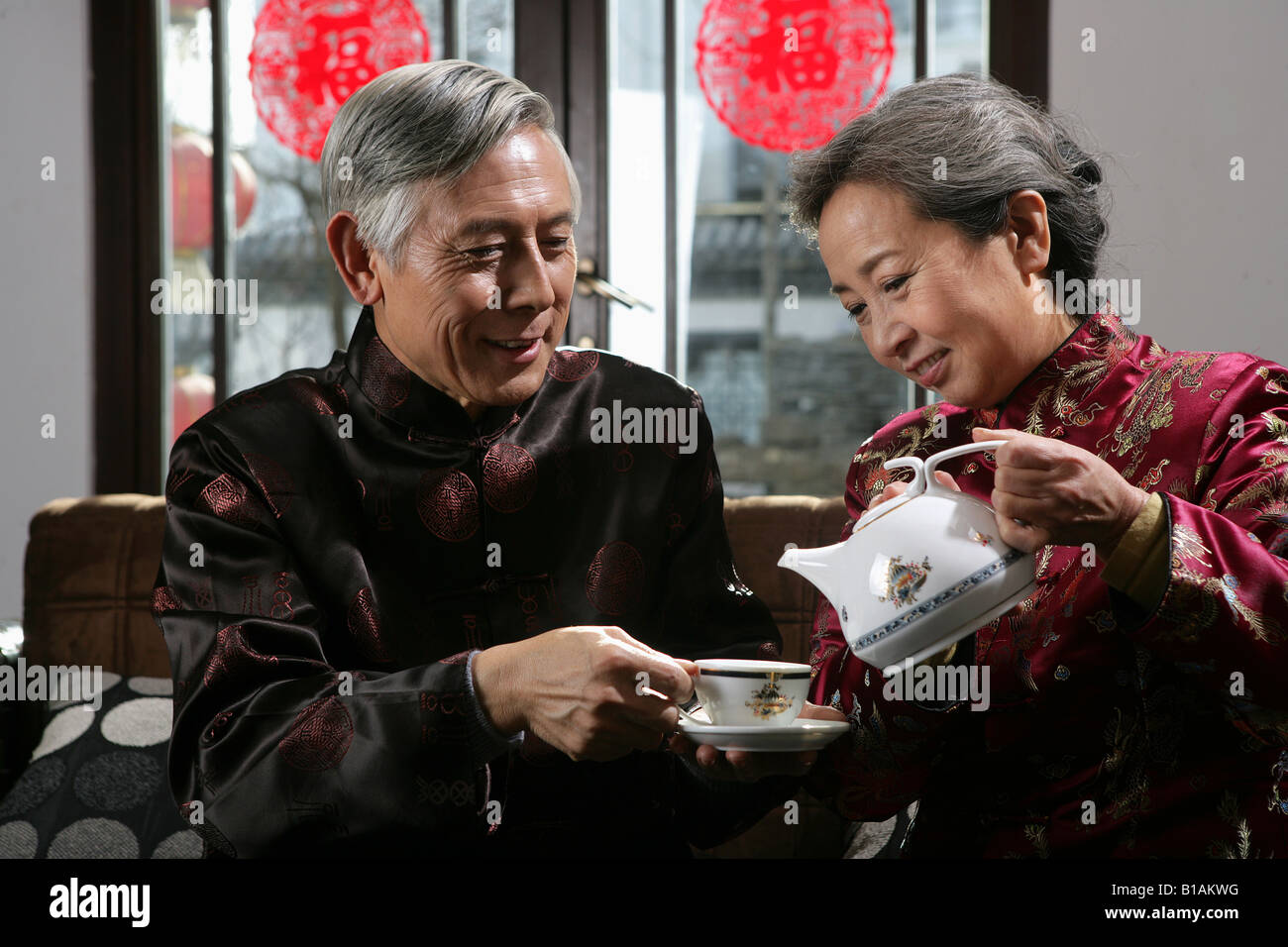 Chinesische älteres paar Tee trinken Stockfoto