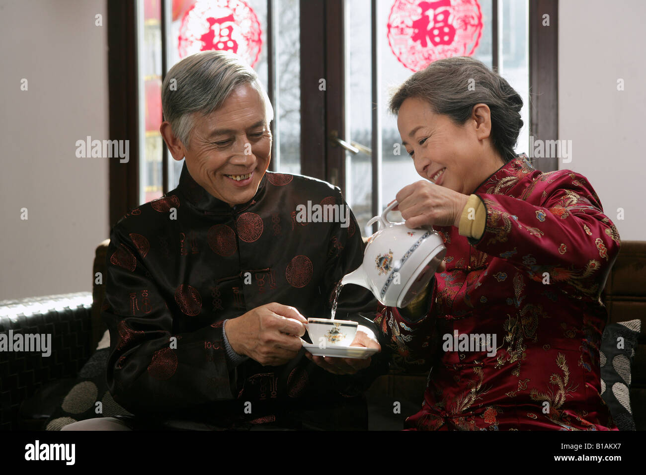 Chinesische älteres paar Tee trinken Stockfoto