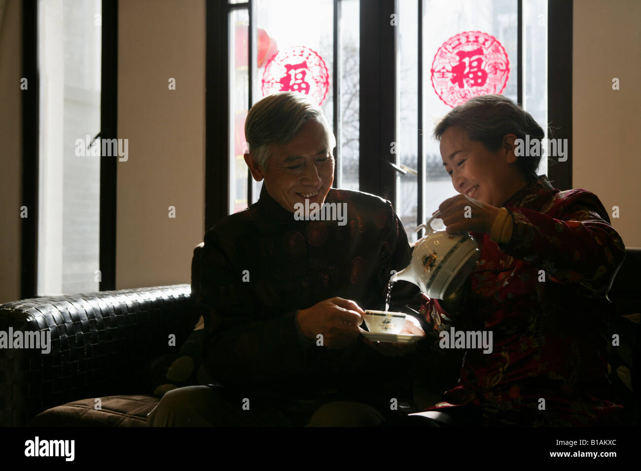 Chinesische älteres paar Tee trinken Stockfoto