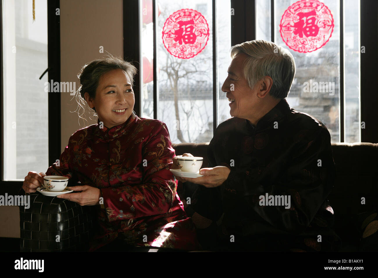 Chinesische älteres paar Tee trinken Stockfoto