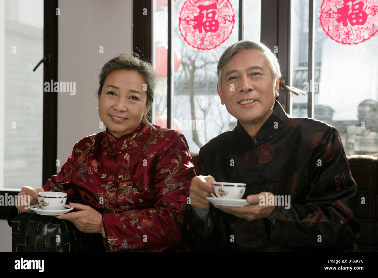 Chinesische älteres paar Tee trinken Stockfoto