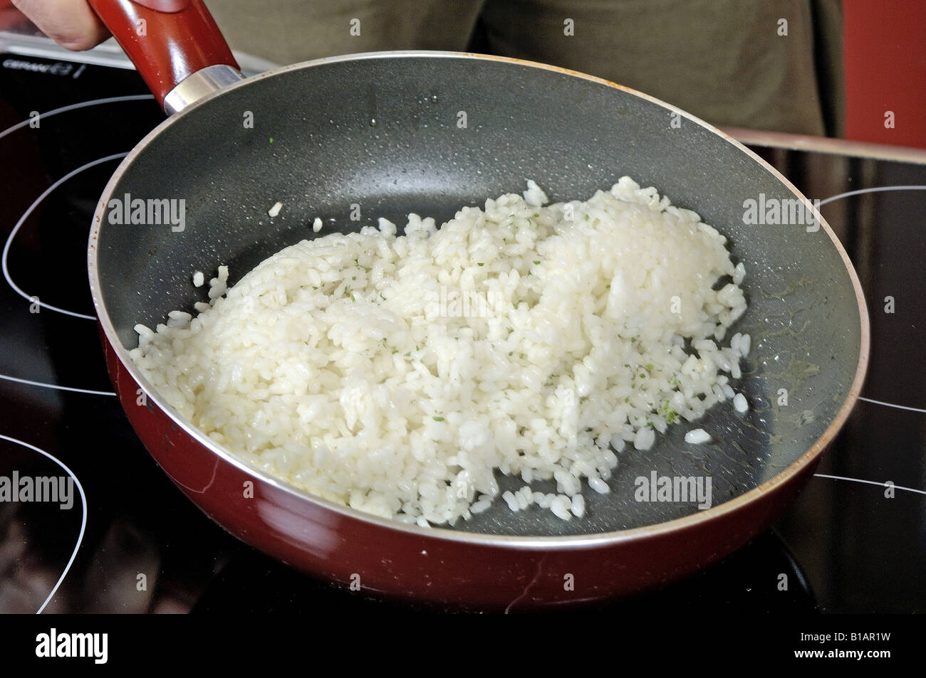 Schritt 4 kleine Tintenfische in Tinte-sauce Stockfoto