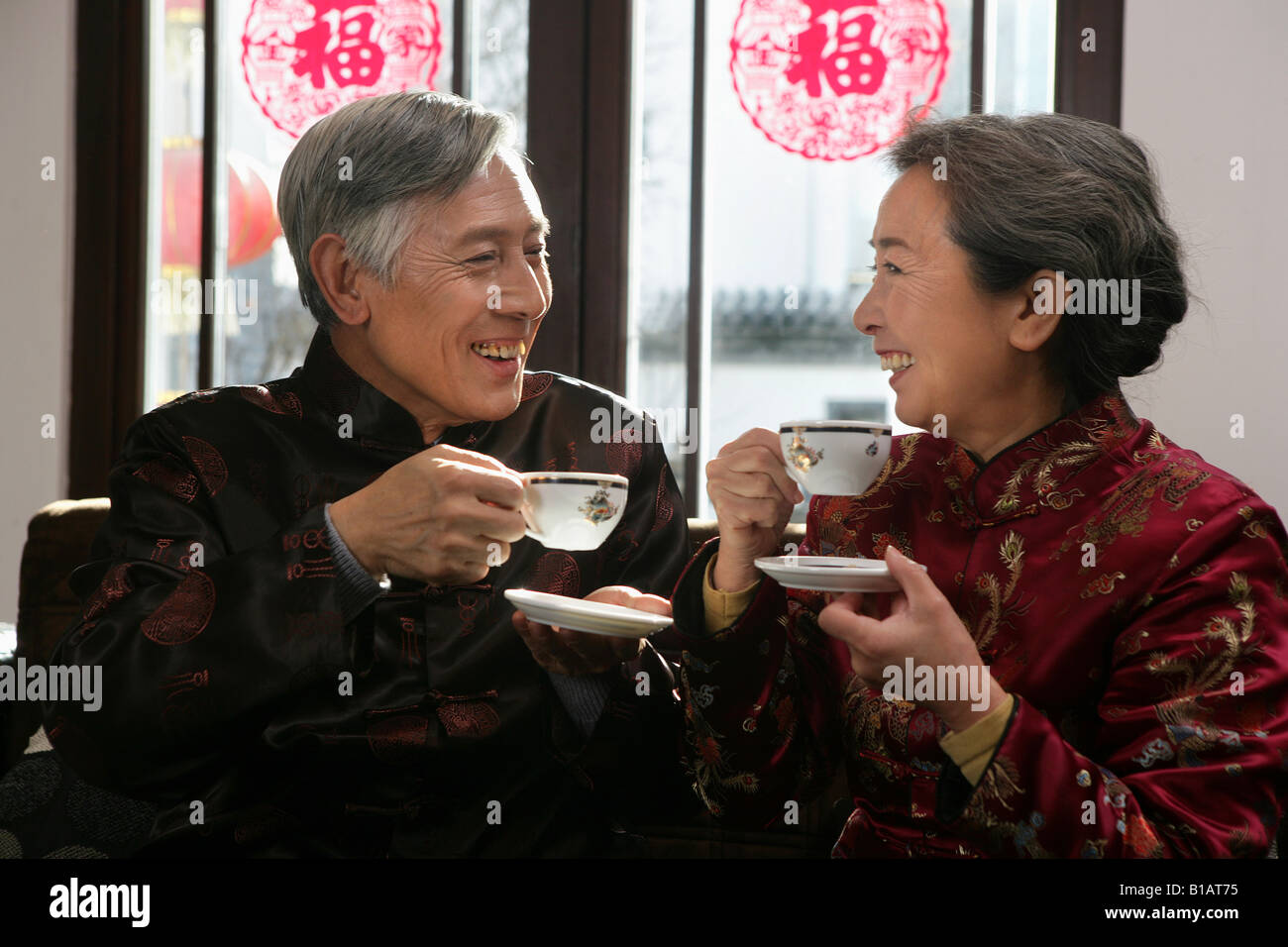 Chinesische älteres paar Tee trinken Stockfoto