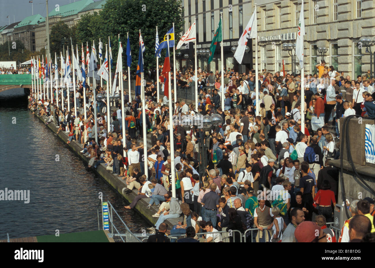 Zuschauer beim jährlichen Triathlon an Kleine Alster schwimmen Strecke nur off Rathausplatz in der Innenstadt von Hamburg, Deutschland Stockfoto