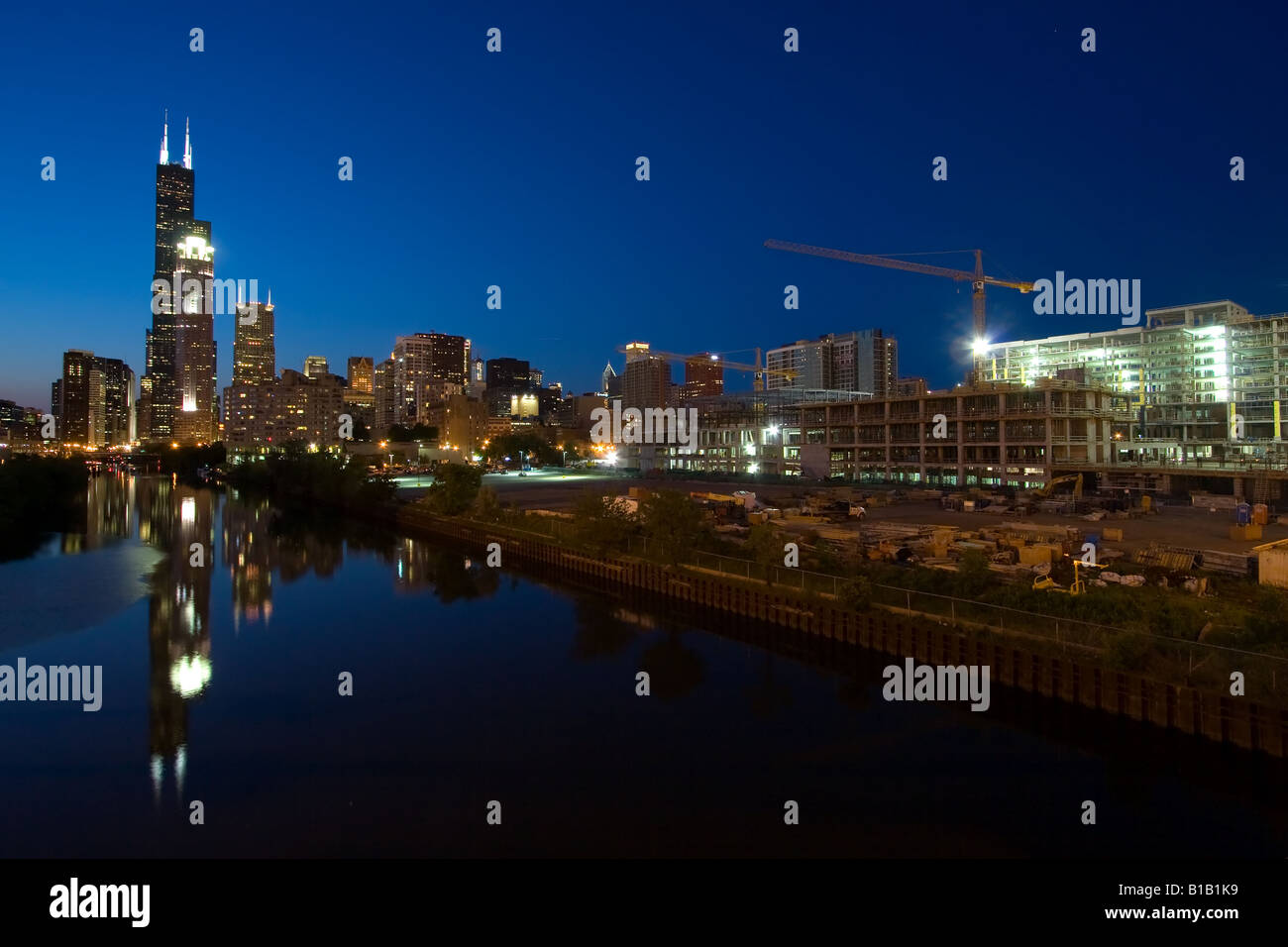 Der Sears Tower in Chicago, IL, spiegelt sich in den Chicago River. Stockfoto