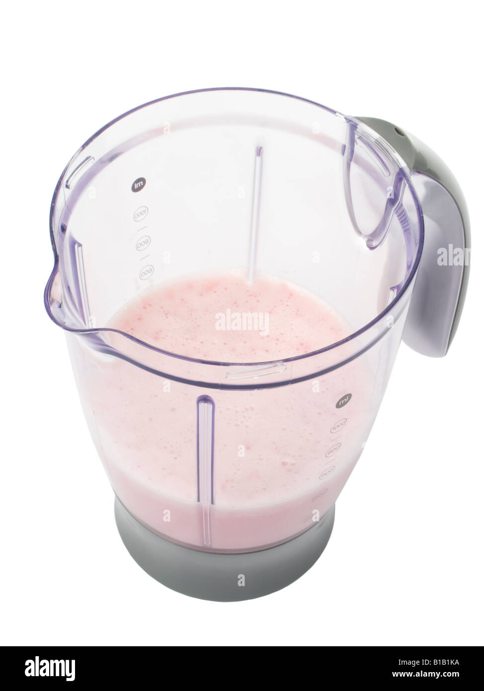 Smoothie in Blender gemacht mit Erdbeeren auf weißem Hintergrund isoliert Stockfoto