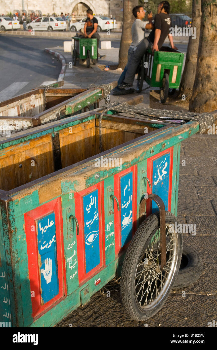 Israel Jerusalem Damaskus Tor traditionellen drei Rad hölzernen Wagen warten zu mieten Stockfoto