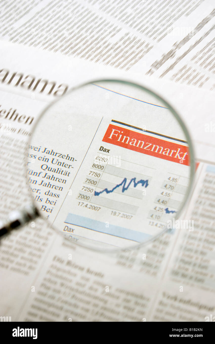 Anzeigen des Diagramms in Zeitung Trog Lupe, Nahaufnahme Stockfoto