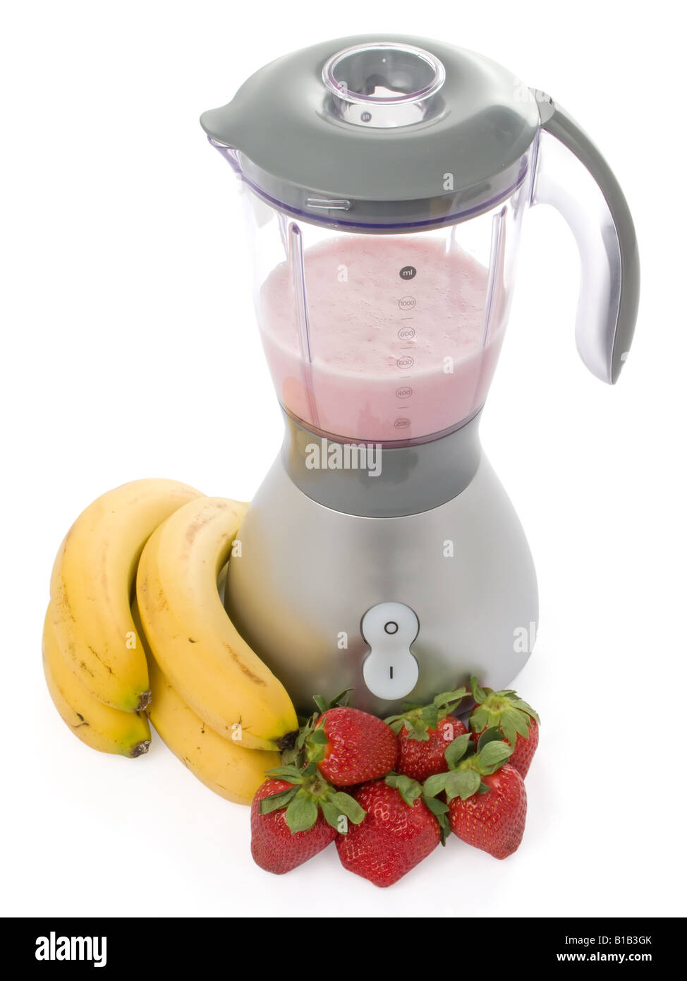 Mixer mit Erdbeeren und Bananen isoliert auf weißem Hintergrund Stockfoto