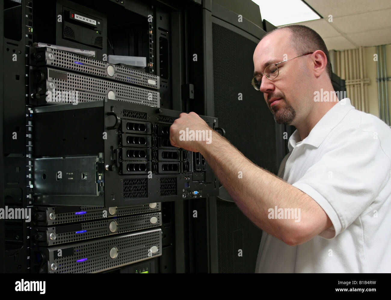 Computer-Techniker-Netzwerk-Administrator auf einem Server arbeiten Stockfoto