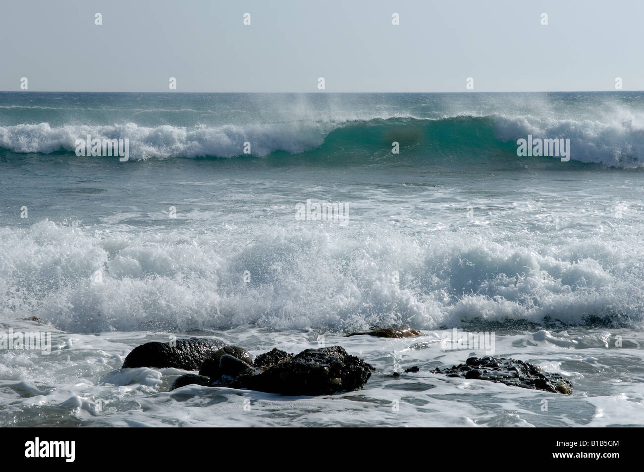 Wellen mit Wind geblasen Spray bricht am Strand in Paleochora Süd West Kreta Stockfoto