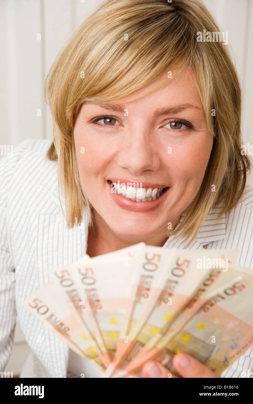 Frau mit 50 Euro-Scheine, Lächeln, Porträt Stockfoto