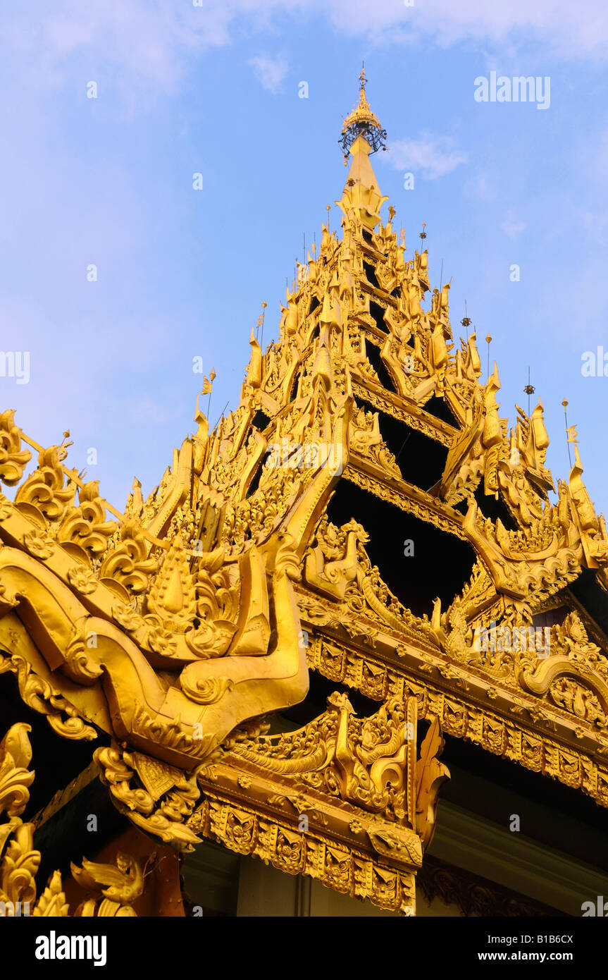 Turm der buddhistischen Shwedagon-Pagode in Yangon, Myanmar 10. Mai 2008 Stockfoto