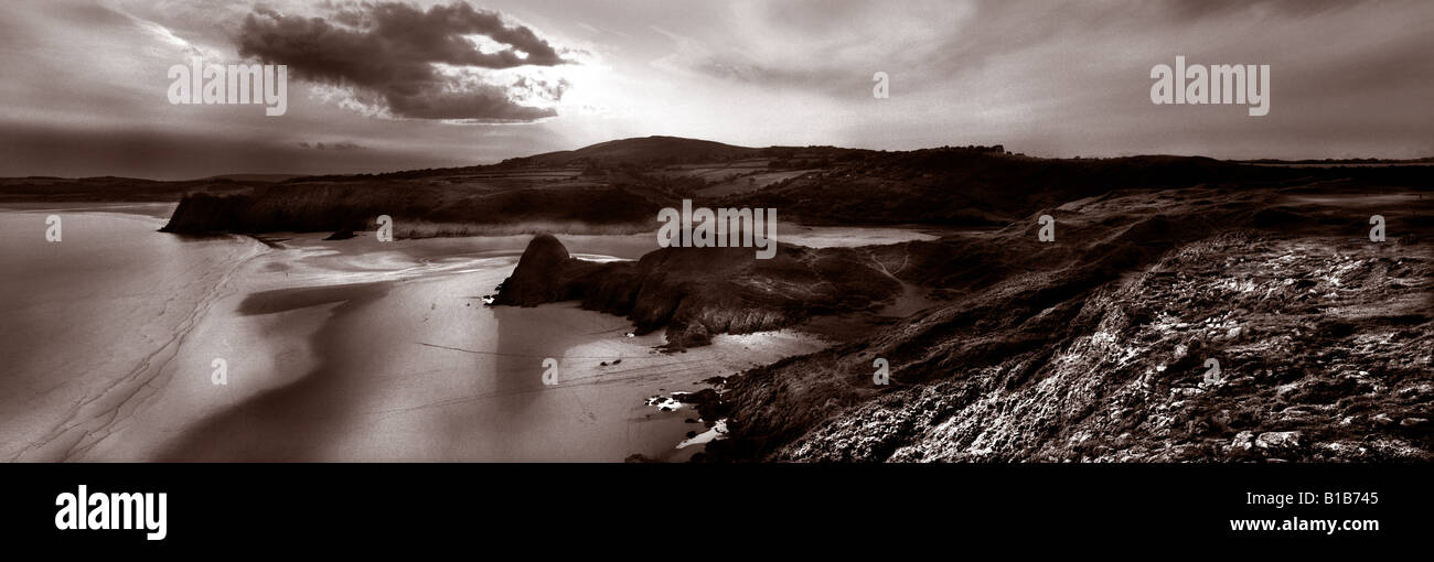 Ein schwarz / weiß, Sepia Bild schaut auf drei Klippen Bucht auf der Gower-Halbinsel in Süd-Wales. Panorama-format Stockfoto